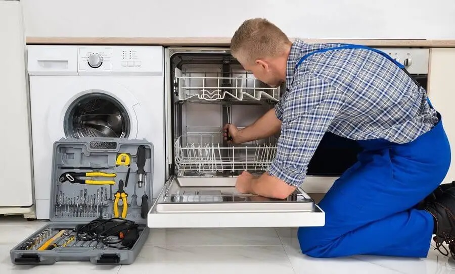 Etimesgut Midea servisi teknisyen ekibi beyaz eşya tamiri yaparken